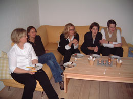 Frauen im Wohnzimmer ...