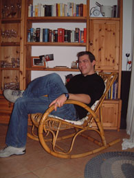 Niclas in Oma´s Stuhl !