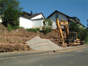 Der Kies für die Suberkeitsschicht ist gekommen ! 28/05/2005