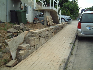 10/06/07 Die ersten 5 Meter unserer Natursteinmauer !