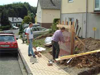 Aug 06 : Die Säule fürs Podest kommt !